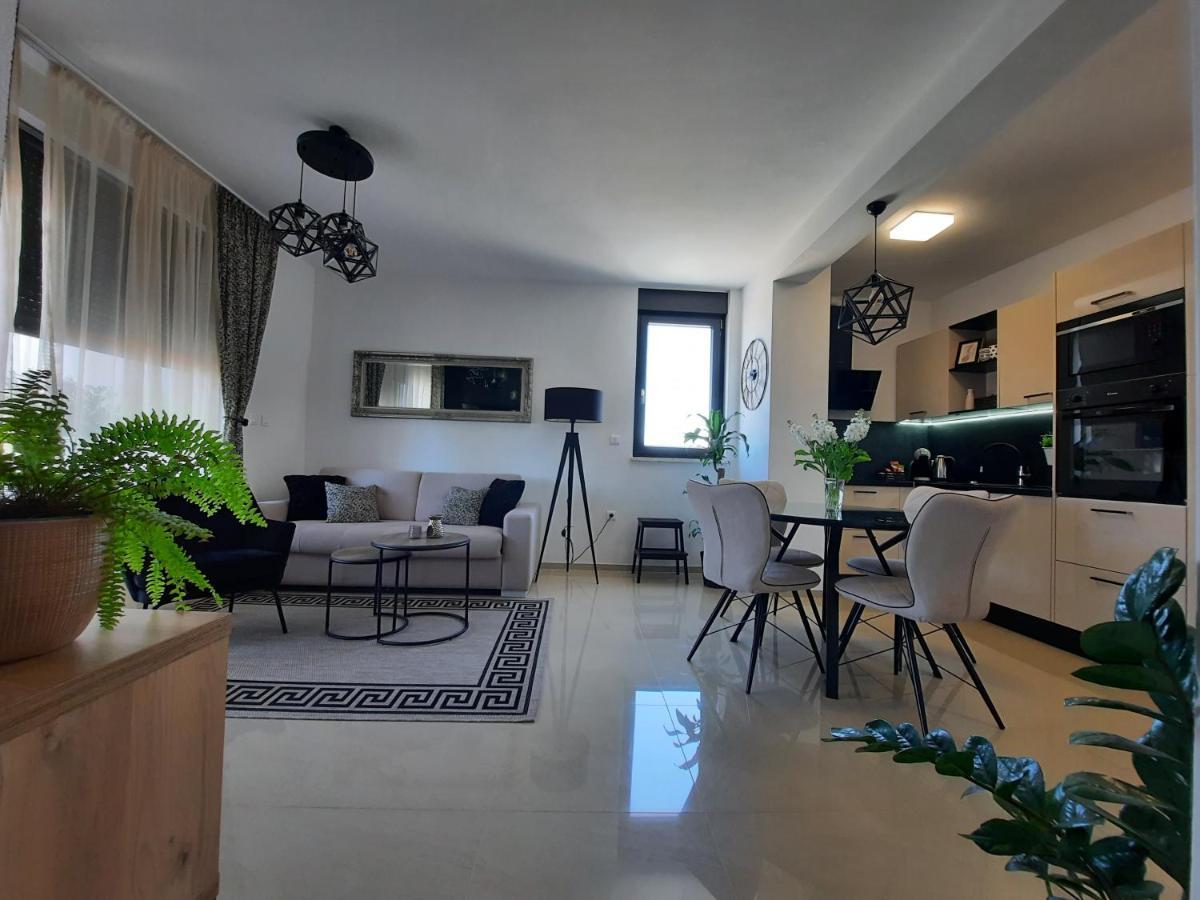 Enjoy Pula - New Apt With Terrace And Free Parking Garage Exterior photo