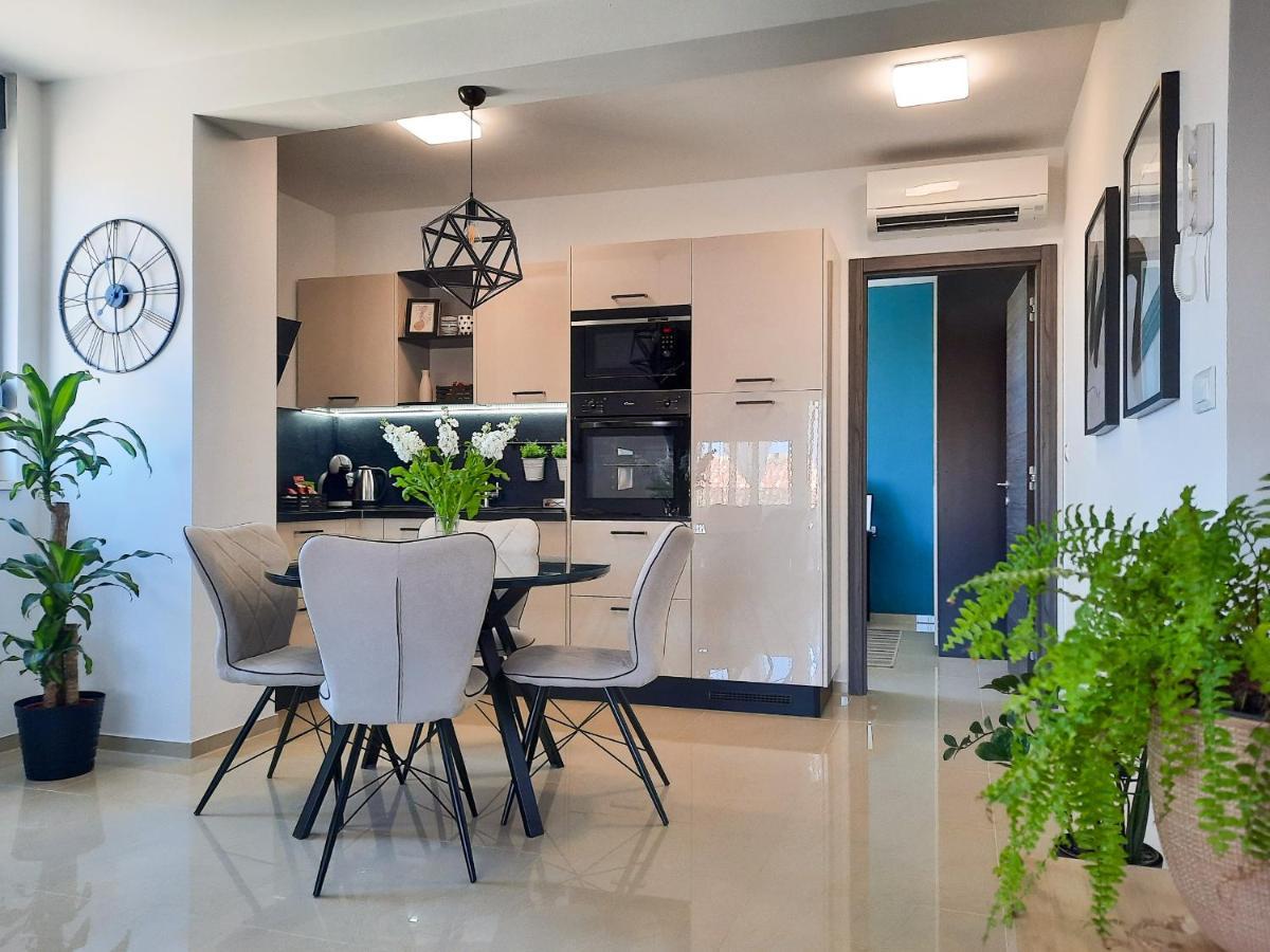 Enjoy Pula - New Apt With Terrace And Free Parking Garage Exterior photo